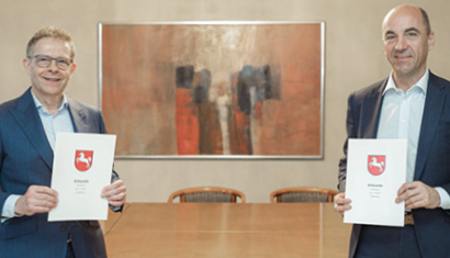 Heiko Janssen (links) und Stefan Dohler (rechts) nach Unterzeichnung einer Vereinbarung zur Gründung eines Joint Ventures